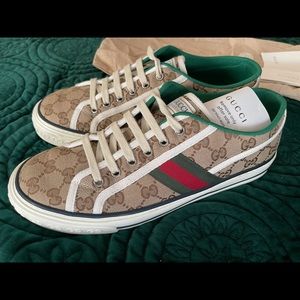 Beige/ebony Original GG canvas
White contrast details
Green and red Web